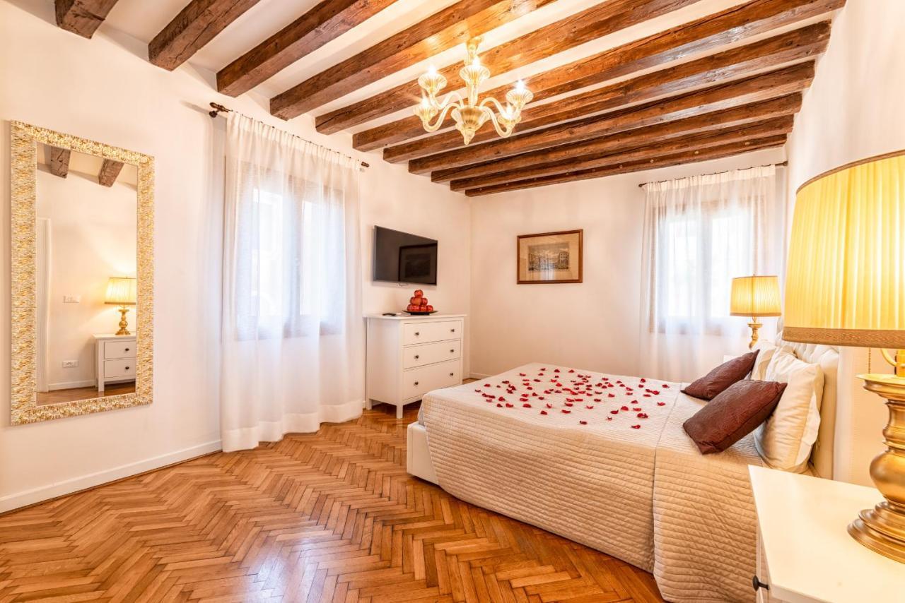 Casanova Fenice - Canal View Venedig
